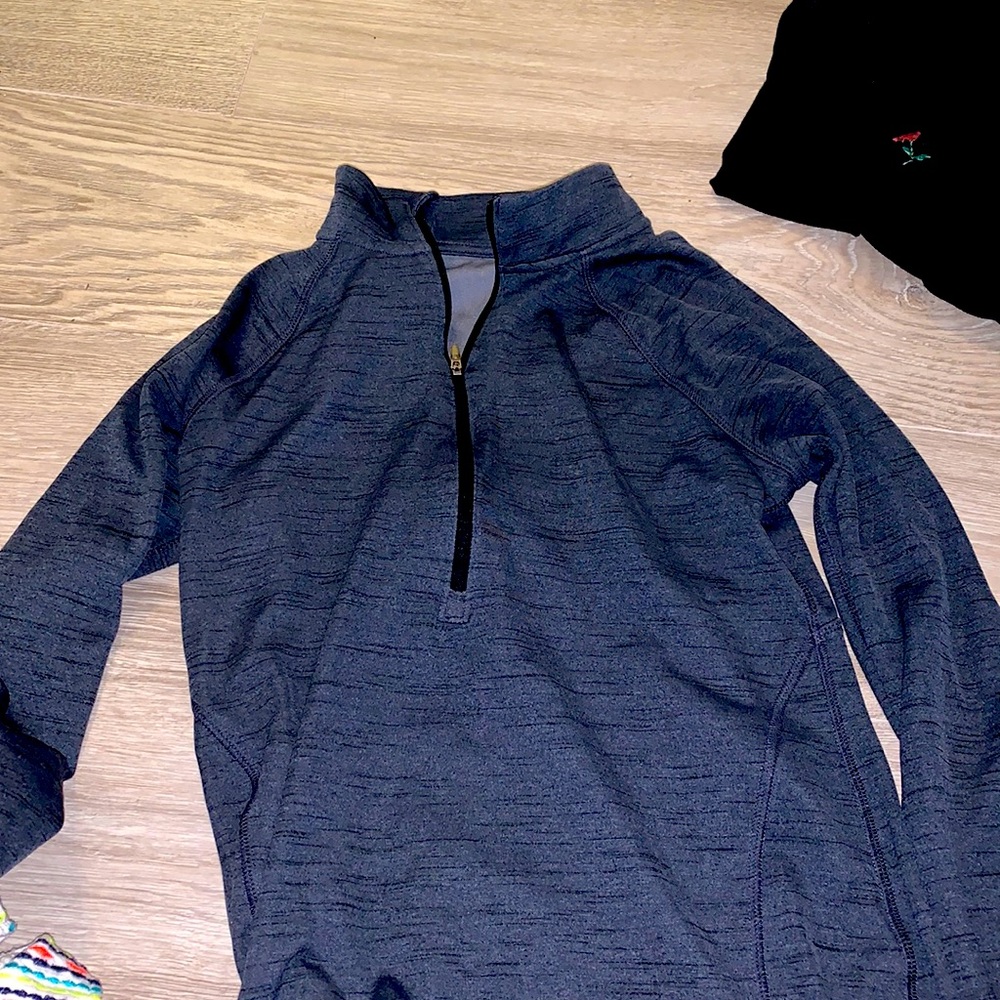 Athletic long sleeve work out shirt. Champion.